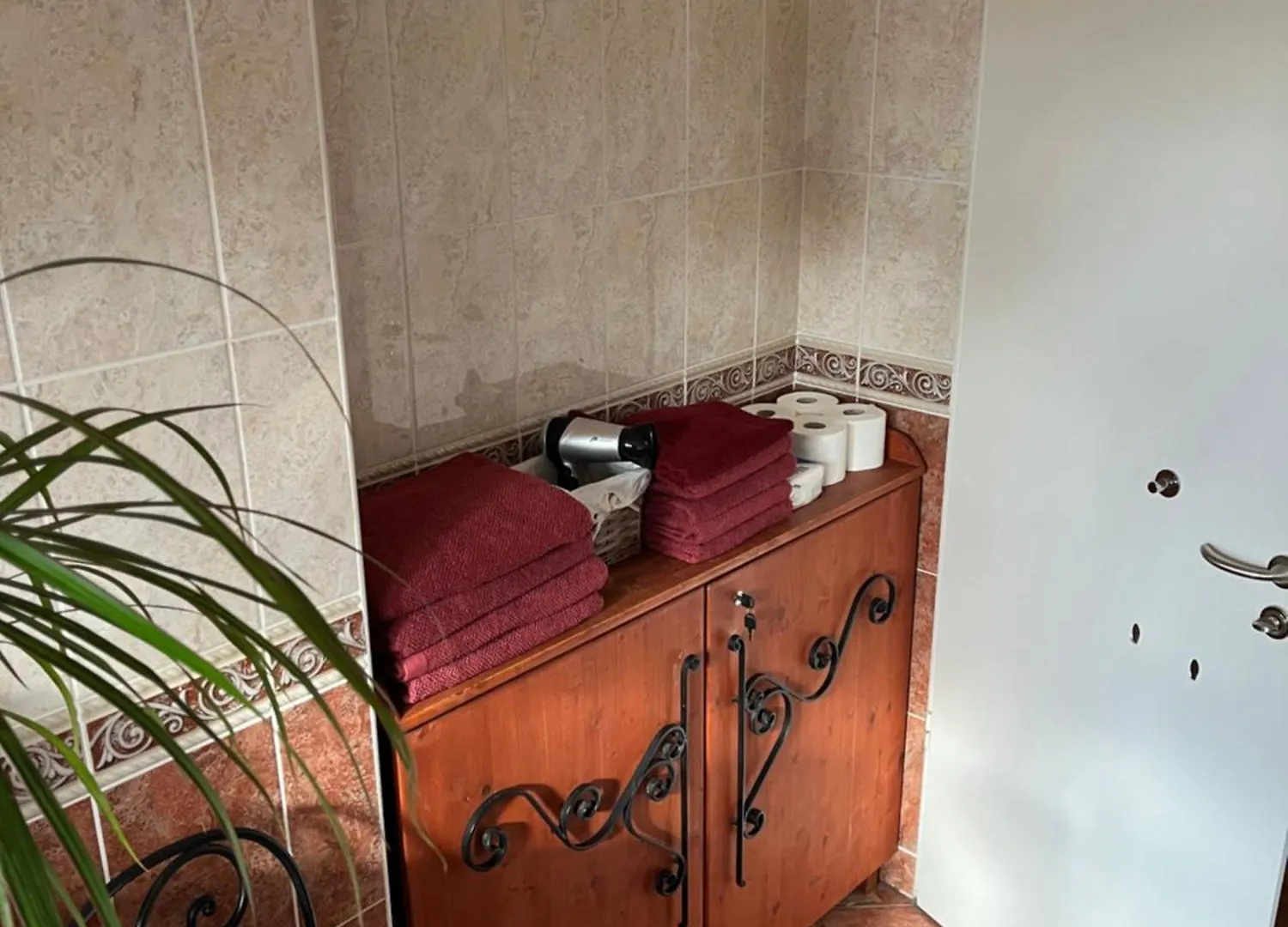 Kiraly Csaladi Apartman- Royal Family Apartment #Freegarage Budapest