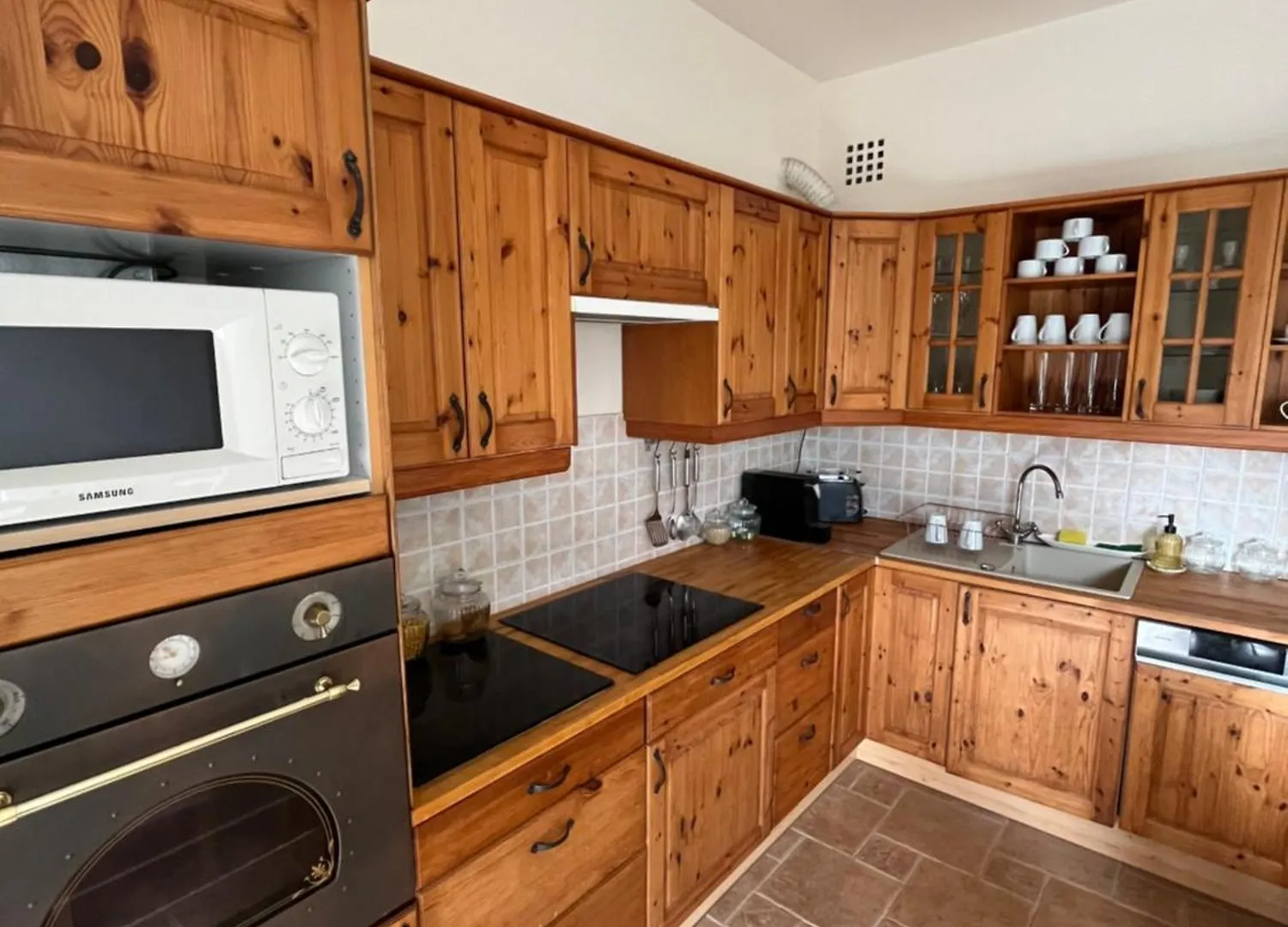 Kiraly Csaladi Apartman- Royal Family Apartment #Freegarage Budapest