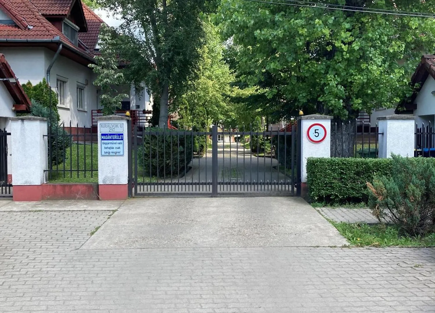 Kiraly Csaladi Apartman- Royal Family Apartment #Freegarage Budapest Hungary