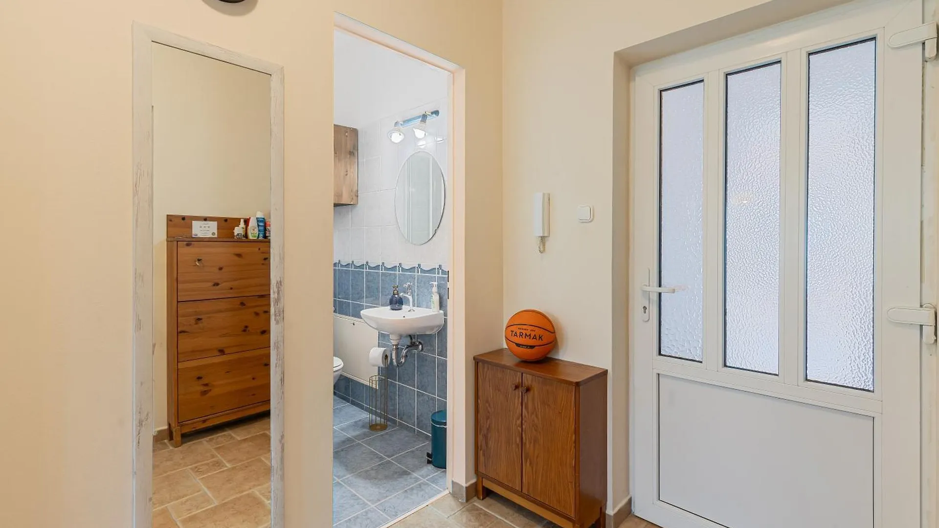 Kiraly Csaladi Apartman- Royal Family Apartment #Freegarage Budapest Hungary