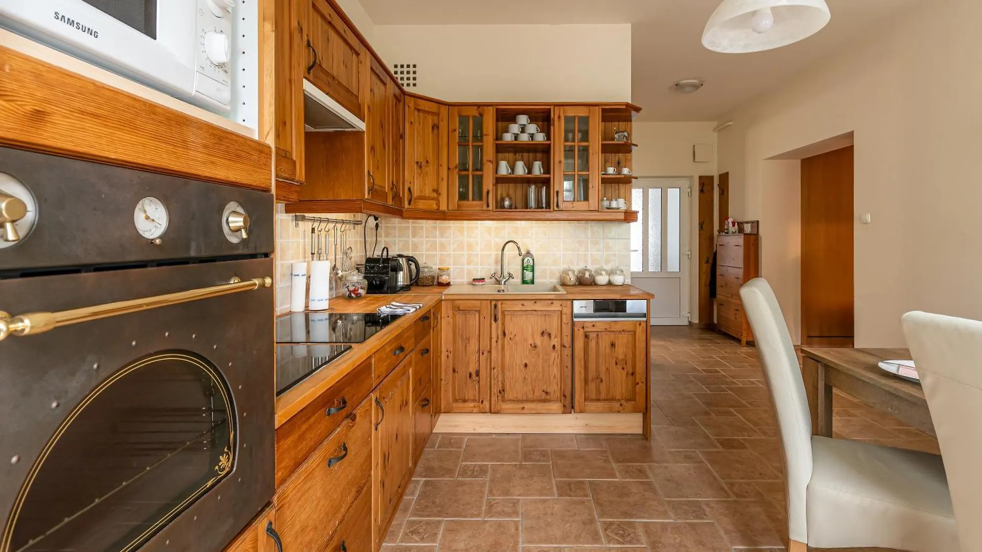 Kiraly Csaladi Apartman- Royal Family Apartment #Freegarage Budapest