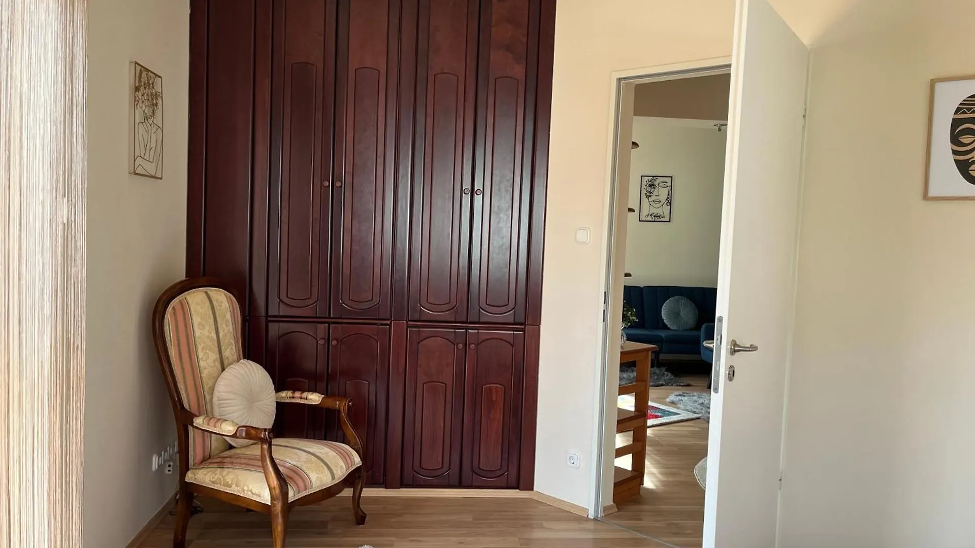 Kiraly Csaladi Apartman- Royal Family Apartment #Freegarage Budapest