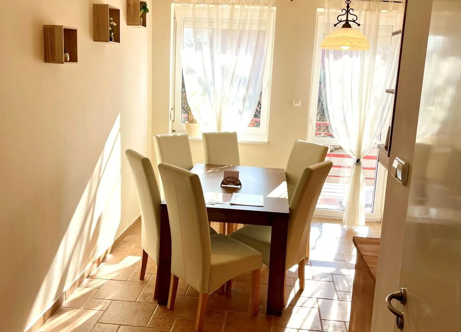 Kiraly Csaladi Apartman- Royal Family Apartment #Freegarage Budapest Hungary
