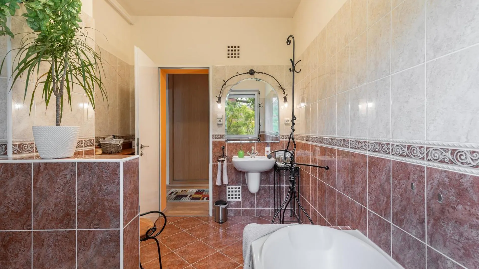 Kiraly Csaladi Apartman- Royal Family Apartment #Freegarage Budapest
