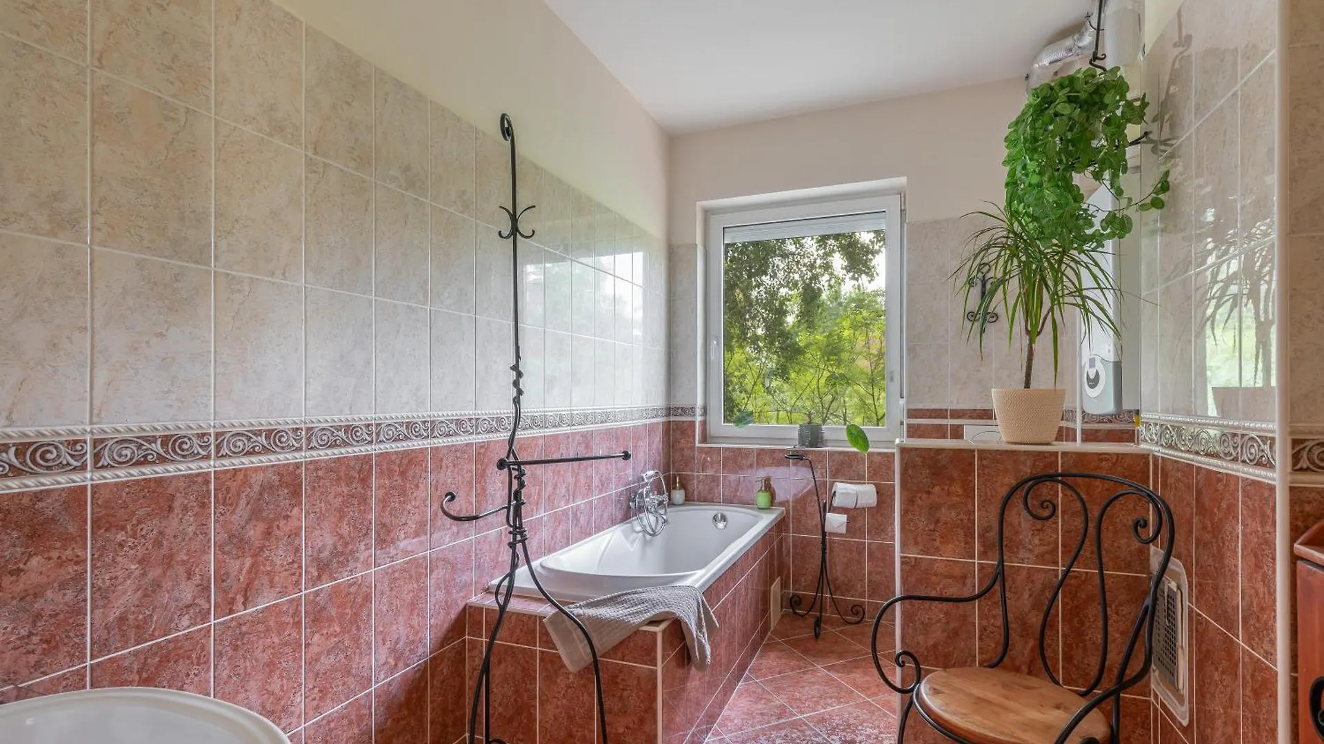 Kiraly Csaladi Apartman- Royal Family Apartment #Freegarage Budapest