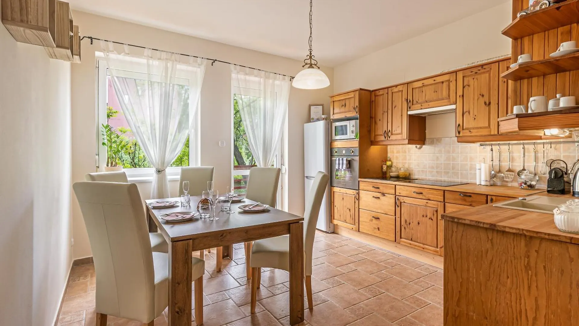 Kiraly Csaladi Apartman- Royal Family Apartment #Freegarage Budapest